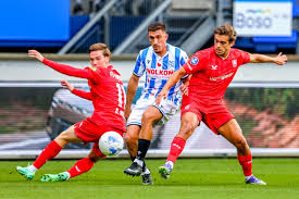 Twente Leads Heerenveen! Nail-Biting Eredivisie Clash Update! - Imagen principal del artículo