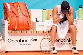 Iga Swiatek abandona WTA 1000 de Madri e vai às lágrimas