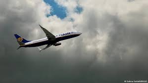 Pasajero es parcialmente succionado por ventanilla de avión