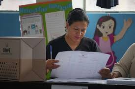 Perú se encamina a balotaje presidencial, pero sigue el conteo y aún no se conocen contendientes