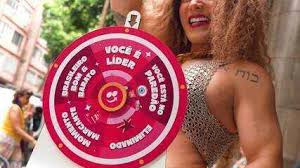 Viram isso? Hatiane distribui sacolas do iFood e gira roleta do BBB em Copacabana