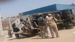 انقلاب سيارة يُعطل المرور بالطريق