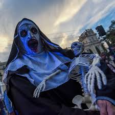 Frases para Halloween 2026: 50 Mensajes Cortos y Divertidos para Compartir en Noche de Brujas