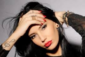 Pevačica Katarina Grujić istetovirala je još dve tetovaže, što je sada ukupno devet koliko je do sada naslikano na njenoj koži. - katarina-grujic-1370295113-320347