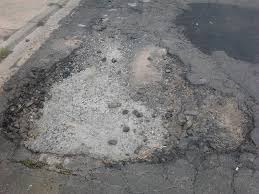 Resultado de imagem para ruas esburacadas