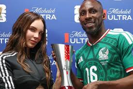 Belinda vivió una noche histórica para ella y para México: entregó el premio a mejor jugador y conoció a su artista favorito
