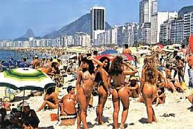 lindas mulheres na praia de copa cabana