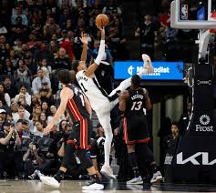 Wembanyama: Déjà le Meilleur Joueur NBA? Les Spurs Enflamment la Ligue!
