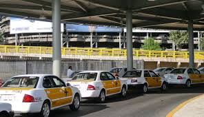 Taxistas del AICM bloquearán accesos al aeropuerto; exigen freno a Uber y Didi