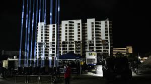 Un haz de luz en honor a los muertos por los terremotos que hace 100 días devastaron Venezuela