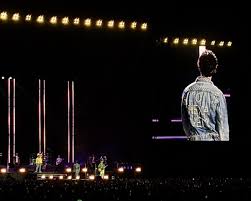Joe Jonas sobe ao palco em SP com jaqueta 'o hexa vem' durante show dos Jonas Brothers