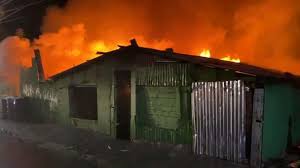 Incendio destruye 28 casuchas y dos negocios en La Altagracia
