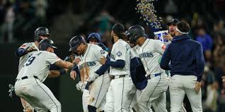Mariners (technically) still alive after 10th-inning walk-off win over Astros
