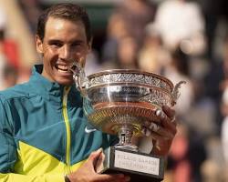 Imagem de Rafael Nadal lifting the Roland Garros trophy