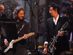 Eddie Vedder revela lo aprendido sobre el 'juego líquido' de Keith Richards: una experiencia en escena con los Rolling Stones