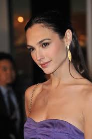 Habemus Wonder Woman! Dopo un mare di voci più o meno confermate alla fine è giunta la conferma, la splendida attrice e modella israeliana Gal Gadot ... - la-splendida-gal-gadot-sara-wonder-woman-in-b-L-iid2_N