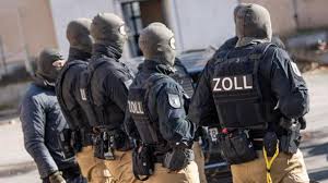 Polizei und Zoll durchsuchen Wohnungen und Restaurants von mutmaßlichen Schleusern