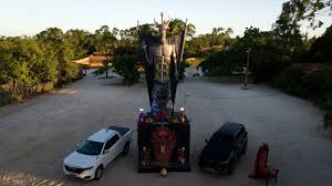 Estátua de 11 metros em homenagem ao Diabo é construída no Ceará