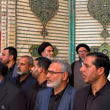 اقامه نماز بر پیکر شهید امام خامنه‌ای در صحن علوی شریف با حضور فرزندان آیت الله العظمی سیستانی