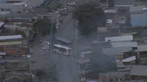 Criminosos tomam 3 ônibus e usam como barricadas em Costa Barros; 19 escolas fecham