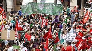 Los sindicatos toman las calles el Primero de Mayo contra la guerra y por una vivienda digna