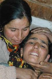 Relatives of Farooq Ahmed, who was killed in firing by the security forces, grieve - jk1