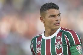 De férias, Thiago Silva recebe sondagens e avalia antes de decidir futuro; Fluminense faz consulta