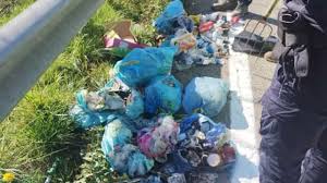 Getta più di 100 sacchetti di rifiuti in tangenziale andando al lavoro: in arrivo maxi multa