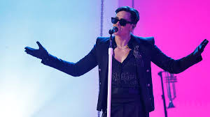 Tom Sandoval performing