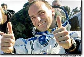 South African Internet millionaire Mark Shuttleworth, the world&#39;s second paying space passenger, gives a thumbs up on Sunday after landing near the Kazakh ... - 1474937.grid-6x2