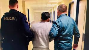 Krążył po dworcu w Warszawie i groził podróżnym. Moment rozboju nagrały kamery