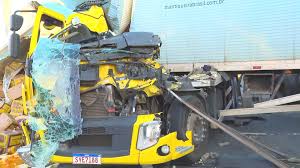 Acidente na Via Dutra: Caminhões com ovos e engavetamento deixam trânsito em alerta na Região do Rio