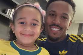 Éder Militão se declara para a filha em aniversário e Tainá Militão comenta