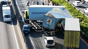 Engavetamento de cinco veículos deixa 2 feridos e fecha Dutra sentido Rio