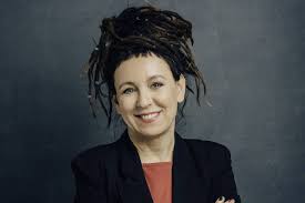 Crítica: Livro de Olga Tokarczuk expõe misoginia, mas se aproxima do ChatGPT