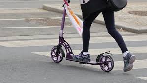 Zeugen halfen Kind - Neunjähriger bei Scooter-Unfall schwer verletzt