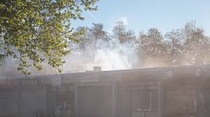 Brand in bedrijfsverzamelgebouw aan Markerkant