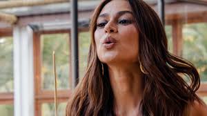 Thaila Ayala celebra aniversário de 40 anos com bolo fora do comum e superluxuoso