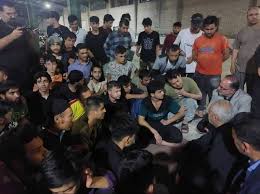 دیدار سرپرست سفارت ایران با اتباع افغان در حال بازگشت از کشور
