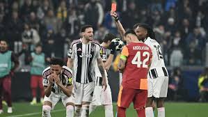 Juventus, il rosso a Kelly fa discutere. Llorente: "Al VAR non c'è nessuno che gioca a calcio". Seedorf: "Non vedremo questo arbitro in Champions l'anno prossimo"