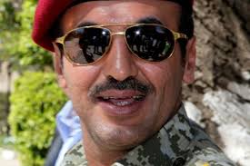 Ahmed Saleh, le fils aîné de l&#39;ancien président yéménite, en tenue de général de brigade, à Sanaa en 2011. Crédits photo : Khaled Abdullah/REUTERS - 01a959a8-55ba-11e2-ae85-9a029513a75d-493x328