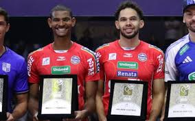 Abraço entre Adriano e Judson marca despedida da dupla do Campinas após final da Superliga