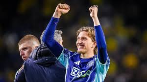 Godts maakt indruk met 'Zlatan-goal' voor Ajax: 'Het was intuïtie en talent'