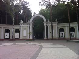 В парке Челюскинцев во время катания людей один из аттракционов «хлопнул», после чего из него пошел дым