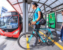 Imagen de Camina, monta en bicicleta o toma el transporte público