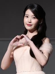 ‘고질병 악화’ 아이유, 콘서트·앨범 잠정 연기···“밤낮으로 증상 계속돼”