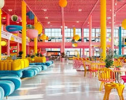 vibrant kids' play area within a restaurant settingの画像