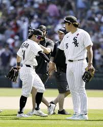 村上宗隆の１９号弾 チャンスメークの西田陸浮が本塁で腰９０度の深々お辞儀→歓喜のタッチ 日本人コンビの同点劇に本拠地が大熱狂