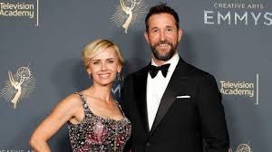 Noah Wyle's Secret Weapon? Meet His Wife, Sara Wells! ❤️ - Imagen principal del artículo