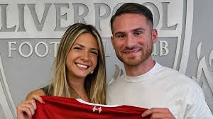 Alexis Mac Allister se reencontró con su novia y su hija en la previa del partido: “Primer mundialito”